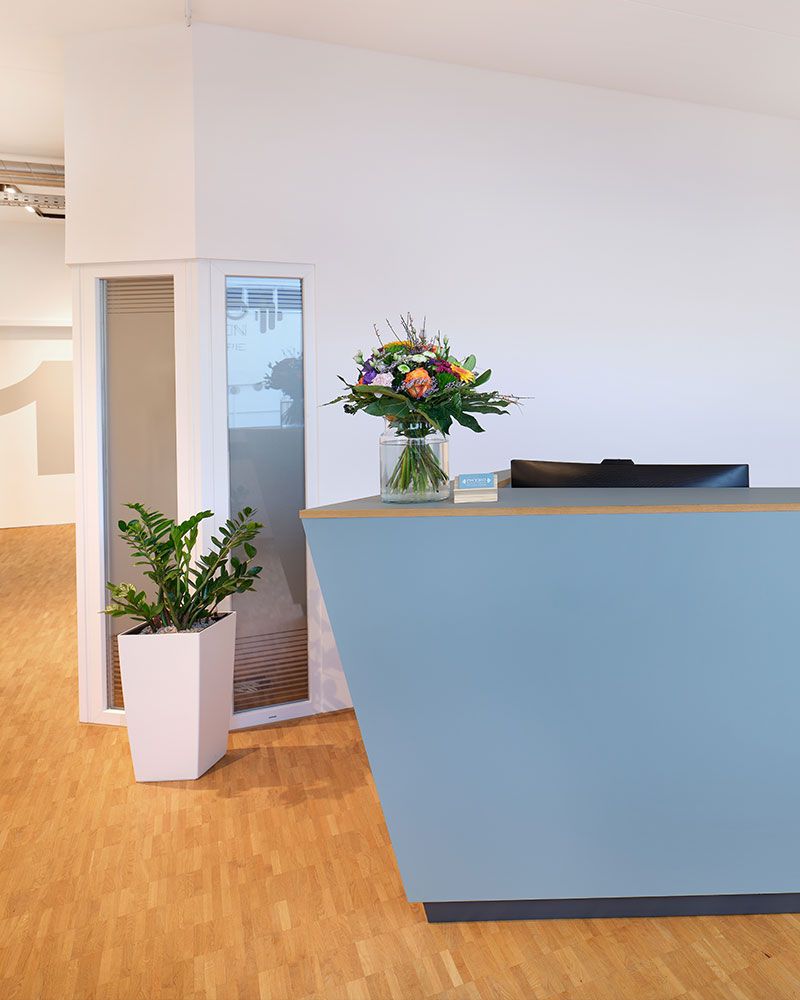 Individuell gefertigter Empfangstresen für Praxisräume aus Holz von der Echaz Schreinerei