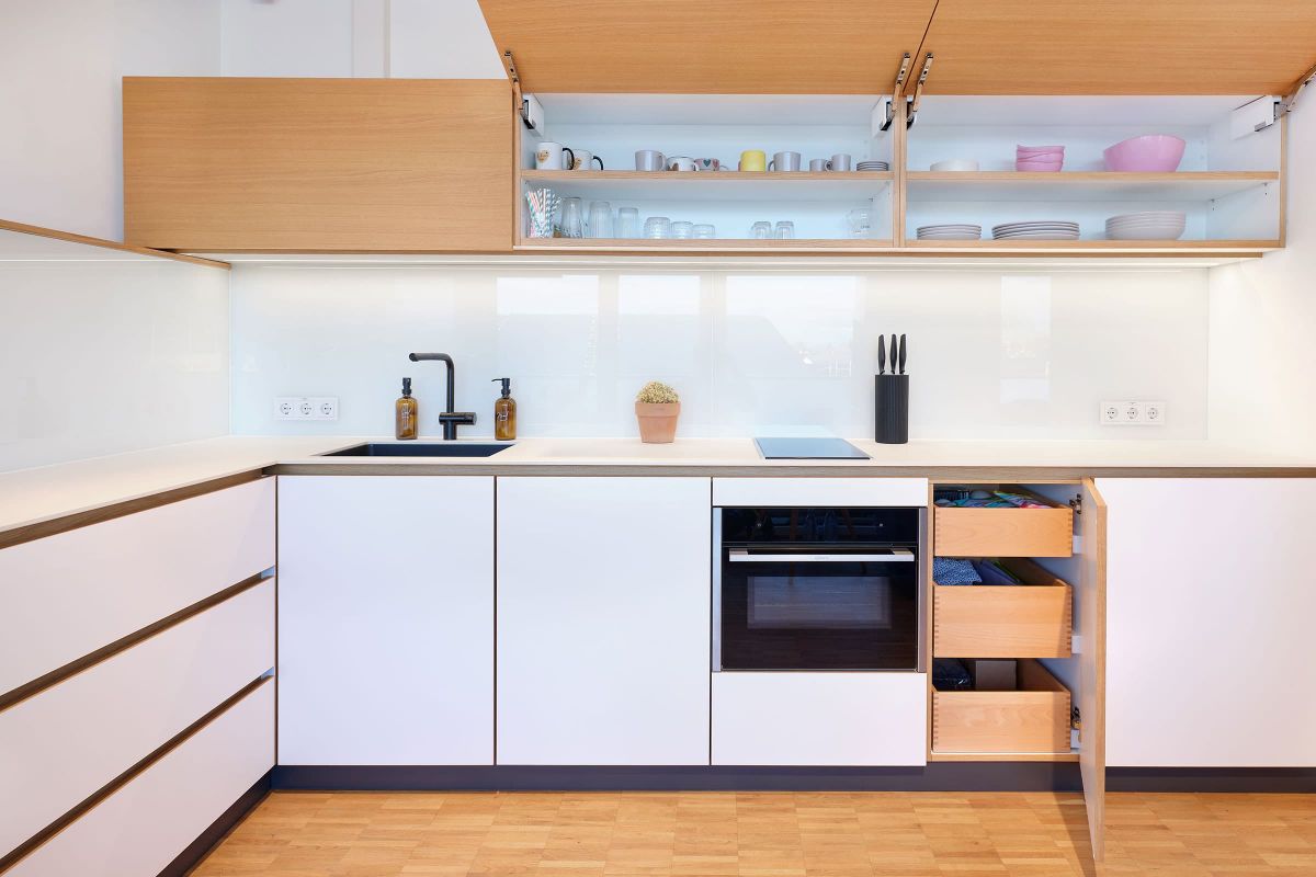 Individuell gefertigte Küchenzeile mit viel Stauraum für den Praxisalltag, geplant und umgesetzt von der Echaz Schreinerei