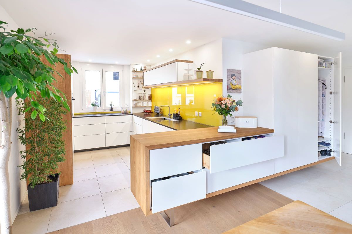 Sideboard aus Maßanfertigung mit Schubladen und Eiche-Rahmen als Raumteiler zwischen Küche und Wohnbereich