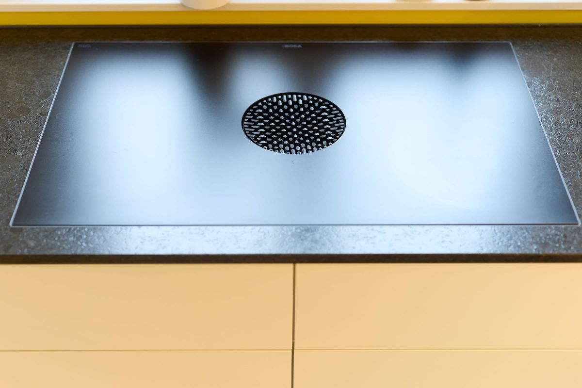 Modernes Bora Kochfeld mit integrierter Dunstabzugslösung in dunkler Arbeitsplatte