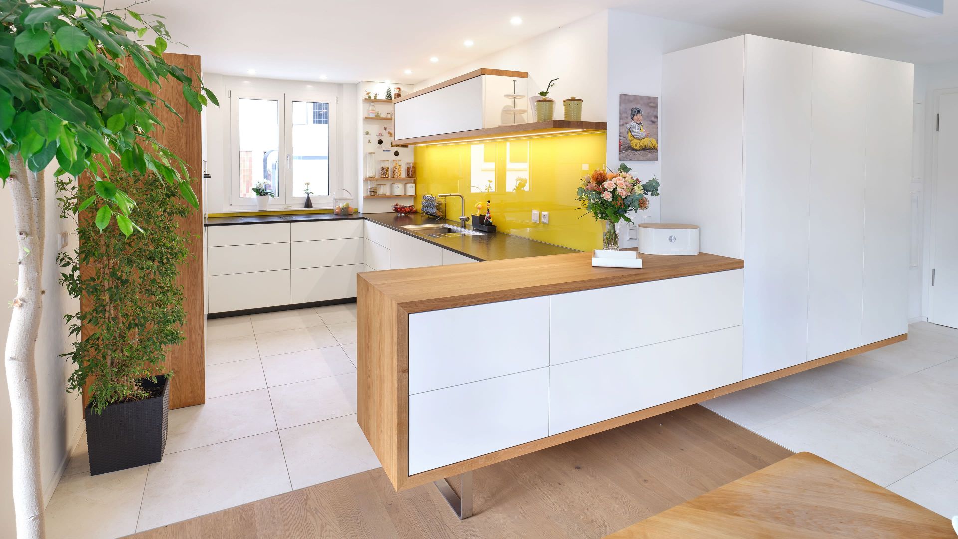 Schreinermöbel Sideboard mit Schubladen als Raumteiler zwischen Wohnbereich und Küche, Eiche-Passepartout und grifflose Fronten