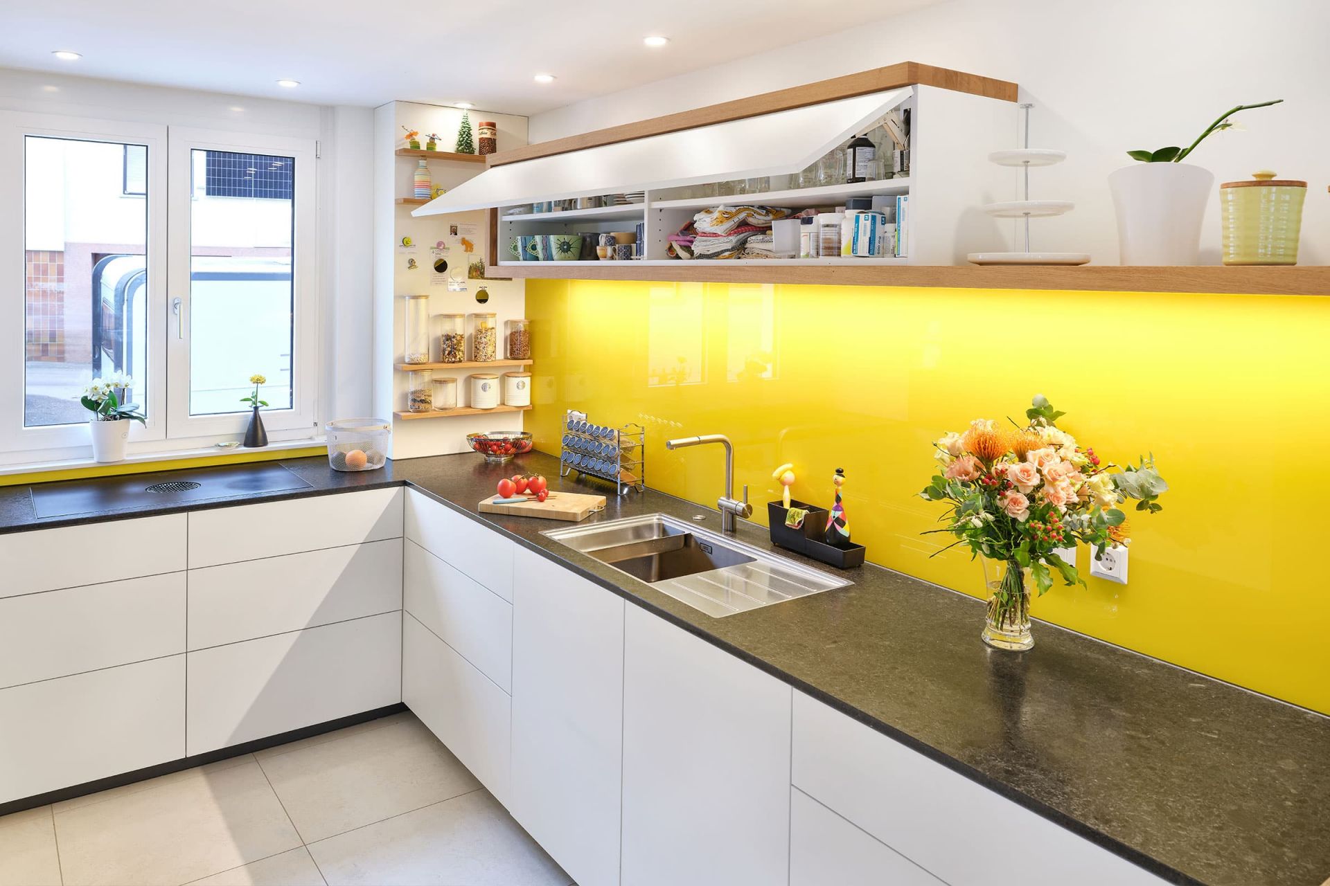 Küchenoberschrank mit Klappenlift-System für einfaches Öffnen und ergonomische Nutzung