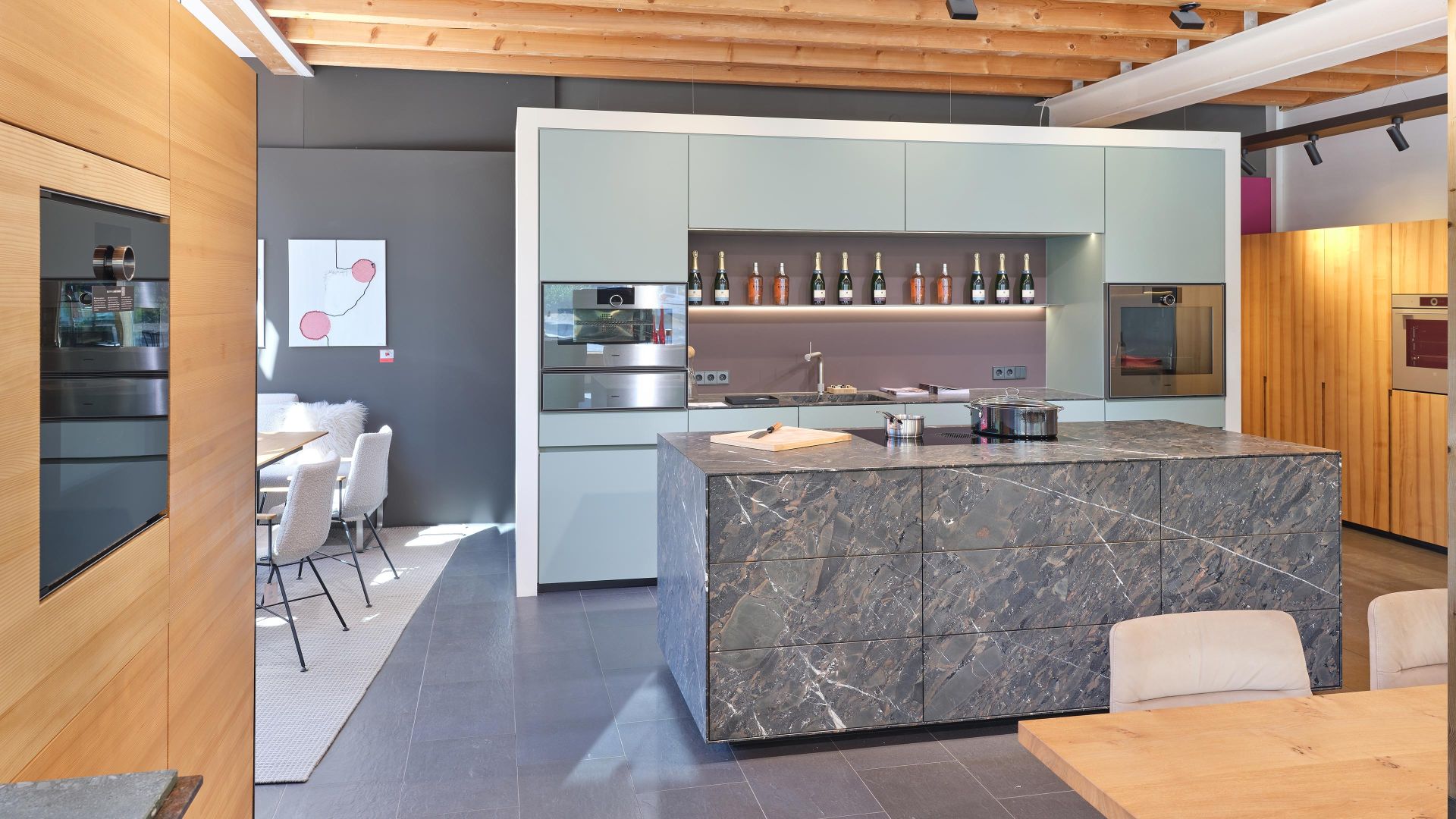 Showroom von Echaz Schreinerei mit handgefertigten Möbeln und individuellen Holzlösungen