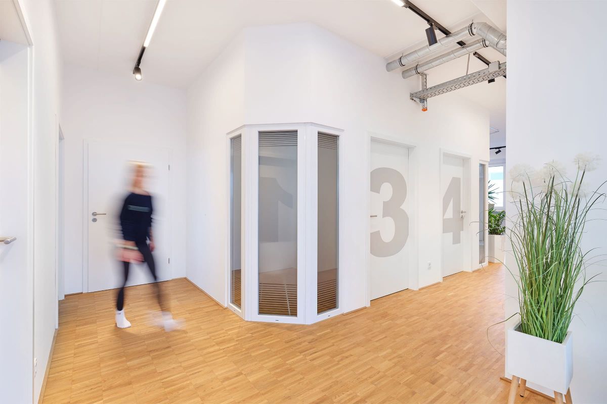 Praxisflur mit klarer Wegeführung und harmonischer Raumgestaltung als Teil der Praxisausstattung der Echaz Schreinerei