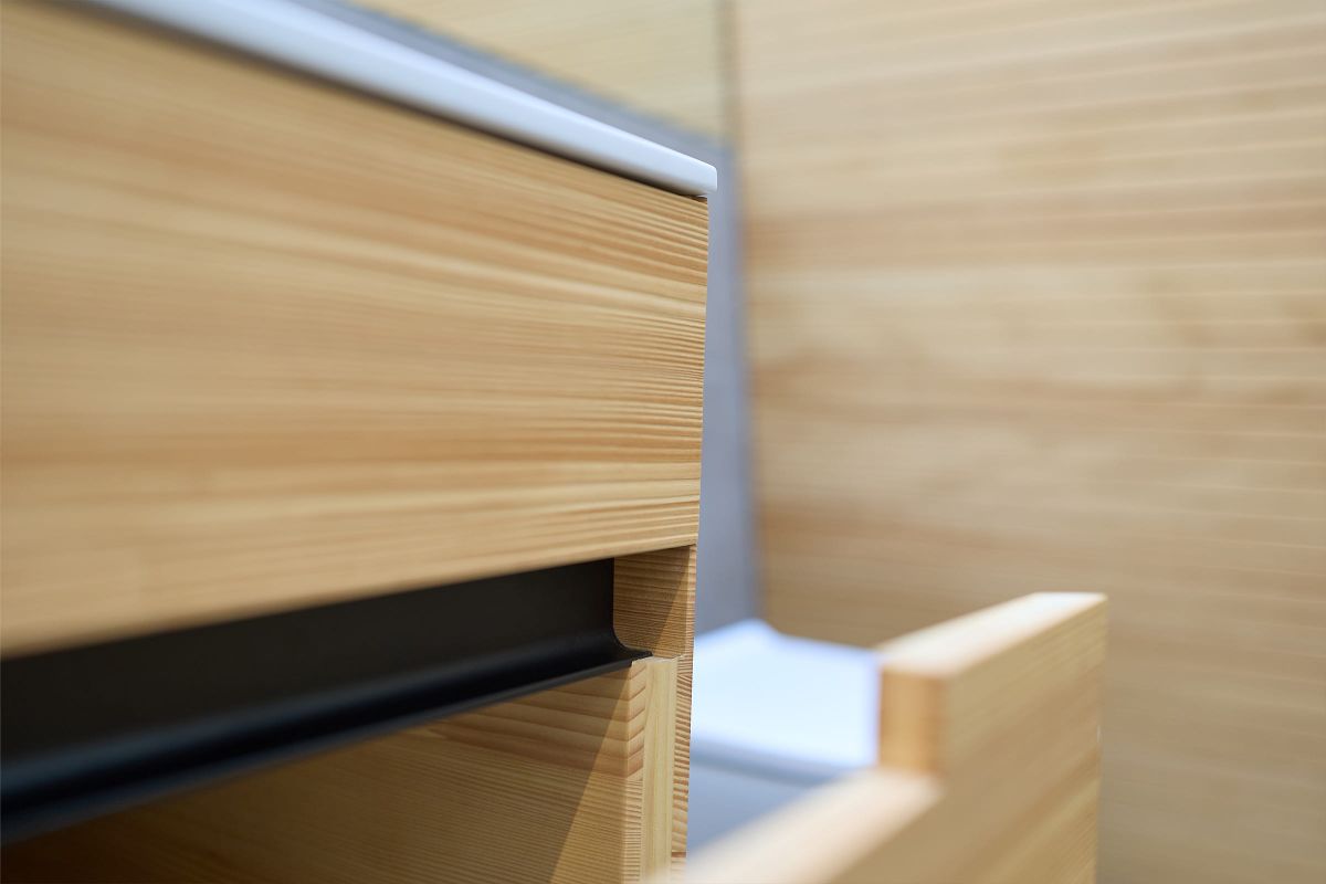 Nahaufnahme eines minimalistischen Holzschranks mit perfekter Verarbeitung und klarer Linienführung.